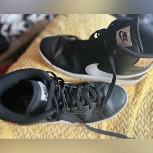 Nike Court Royale 2 Mid Shoes